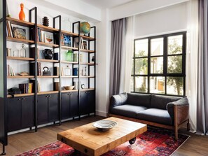 Caja de seguridad en la habitación y ropa de cama 