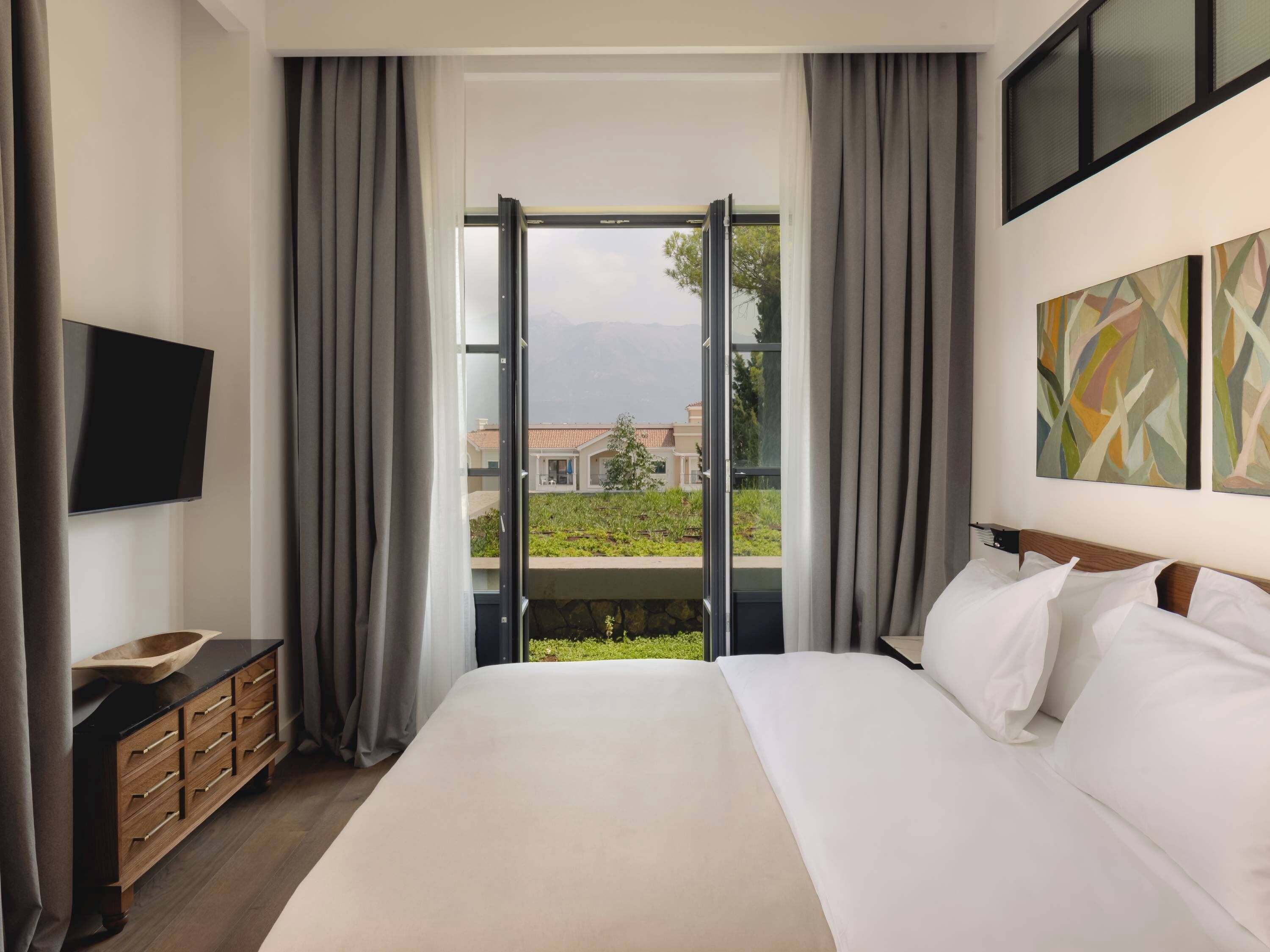 Room, Corner (Svjetlo) | In-room safe, bed sheets