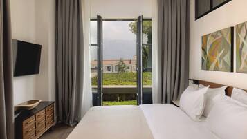 Room, Corner (Svjetlo) | In-room safe, bed sheets