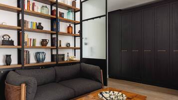 Room (Kamen) | In-room safe, bed sheets