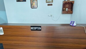 Un mostrador de recepción con un cartel que dice 