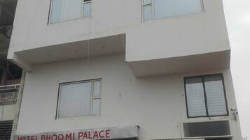 Vista frontal de la propiedad