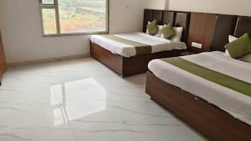 Deluxe Room | Iron/ironing board, free WiFi