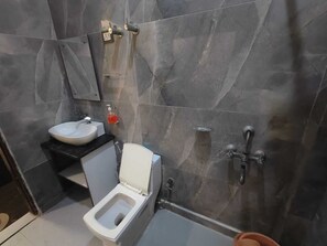 Ducha, pantuflas, toallas, jabón