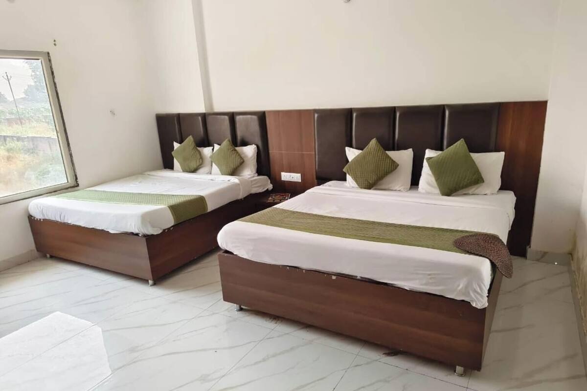 Deluxe Room | Iron/ironing board, free WiFi