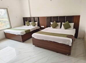 Deluxe Room | Iron/ironing board, free WiFi