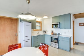 ثلاجة، ميكروويف، موقد طهي مسطح، ماكينة لصنع القهوة/الشاي