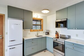 ثلاجة، ميكروويف، موقد طهي مسطح، ماكينة لصنع القهوة/الشاي