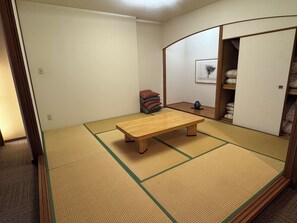 Phòng 4 dành cho gia đình, lanai, quang cảnh vườn | Bàn, khu vực làm việc phù hợp cho laptop 