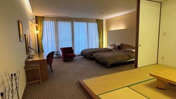 Habitación cuádruple familiar, lanai, vista al jardín | Escritorio, espacio para trabajar con laptop y wifi gratis