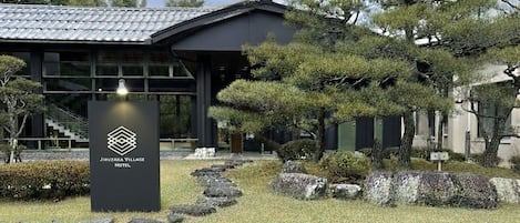 Vista frontal de la propiedad