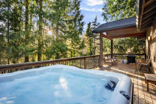 Creekside Mountain Cabin, Pet Friendly, Steps Away From Golf, Hot Tub, Fire Pit, Ping Pong, & More