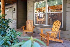 Terrace/patio - Creekside Mountain Cabin, Pet Friendly, Steps Away From Golf, Hot Tub, Fire Pit, Ping Pong, & More (Mount Hood Village)