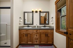 Shower, hair dryer, towels, shampoo - Creekside Mountain Cabin, Pet Friendly, Steps Away From Golf, Hot Tub, Fire Pit, Ping Pong, & More (Mount Hood Village)