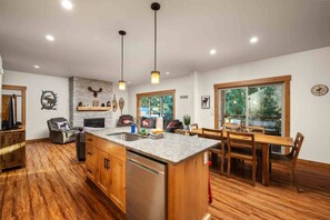 Interior - Creekside Mountain Cabin, Pet Friendly, Steps Away From Golf, Hot Tub, Fire Pit, Ping Pong, & More (Mount Hood Village)