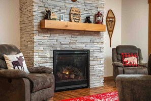 Interior - Creekside Mountain Cabin, Pet Friendly, Steps Away From Golf, Hot Tub, Fire Pit, Ping Pong, & More (Mount Hood Village)