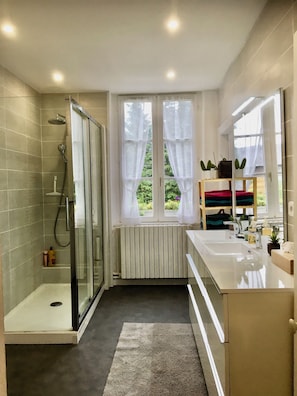 Een douche, een haardroger, handdoeken, zeep