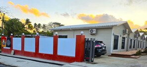 مساحة عمل للكمبيوتر المحمول وستائر تعتيم ومكواة/لوح كي وواي فاي مجانًا