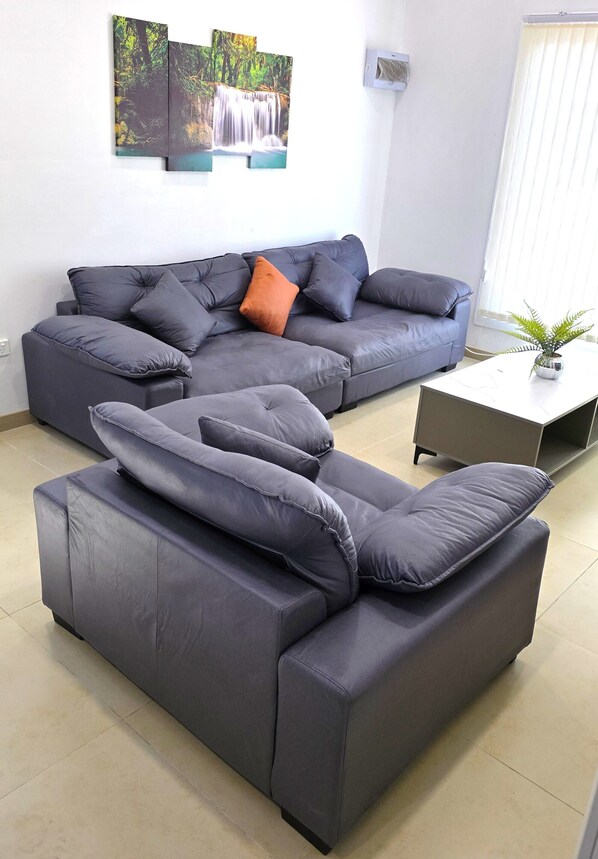 مساحة عمل للكمبيوتر المحمول وستائر تعتيم ومكواة/لوح كي وواي فاي مجانًا