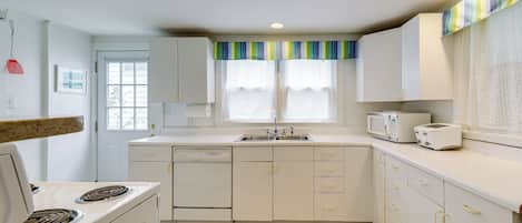 Fridge, microwave, stovetop, dishwasher