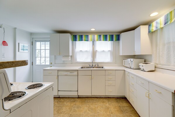 Fridge, microwave, stovetop, dishwasher