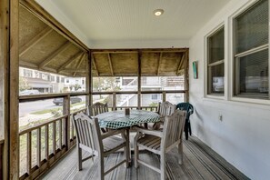 Outdoor dining - Steps to Rehoboth Beach: Spacious Family Home! (Rehoboth Beach)