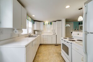 Fridge, microwave, stovetop, dishwasher