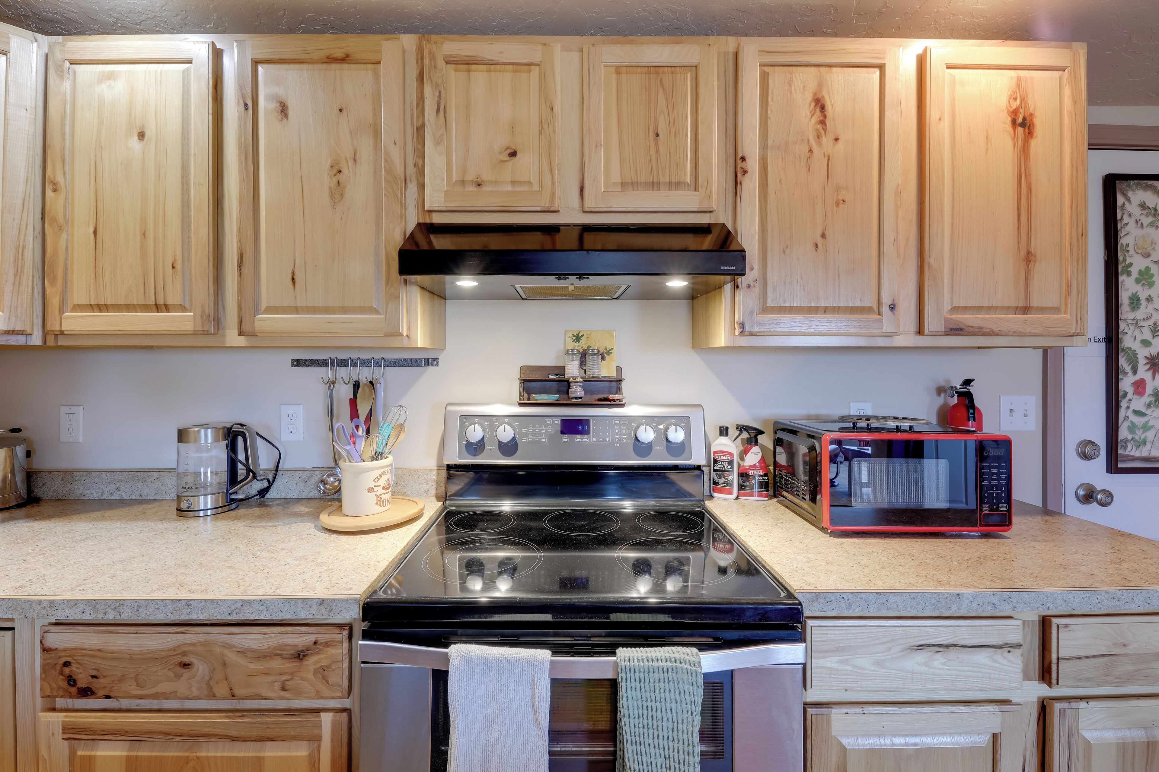 Refrigerador, microondas, parrilla de estufa y cafetera y tetera 