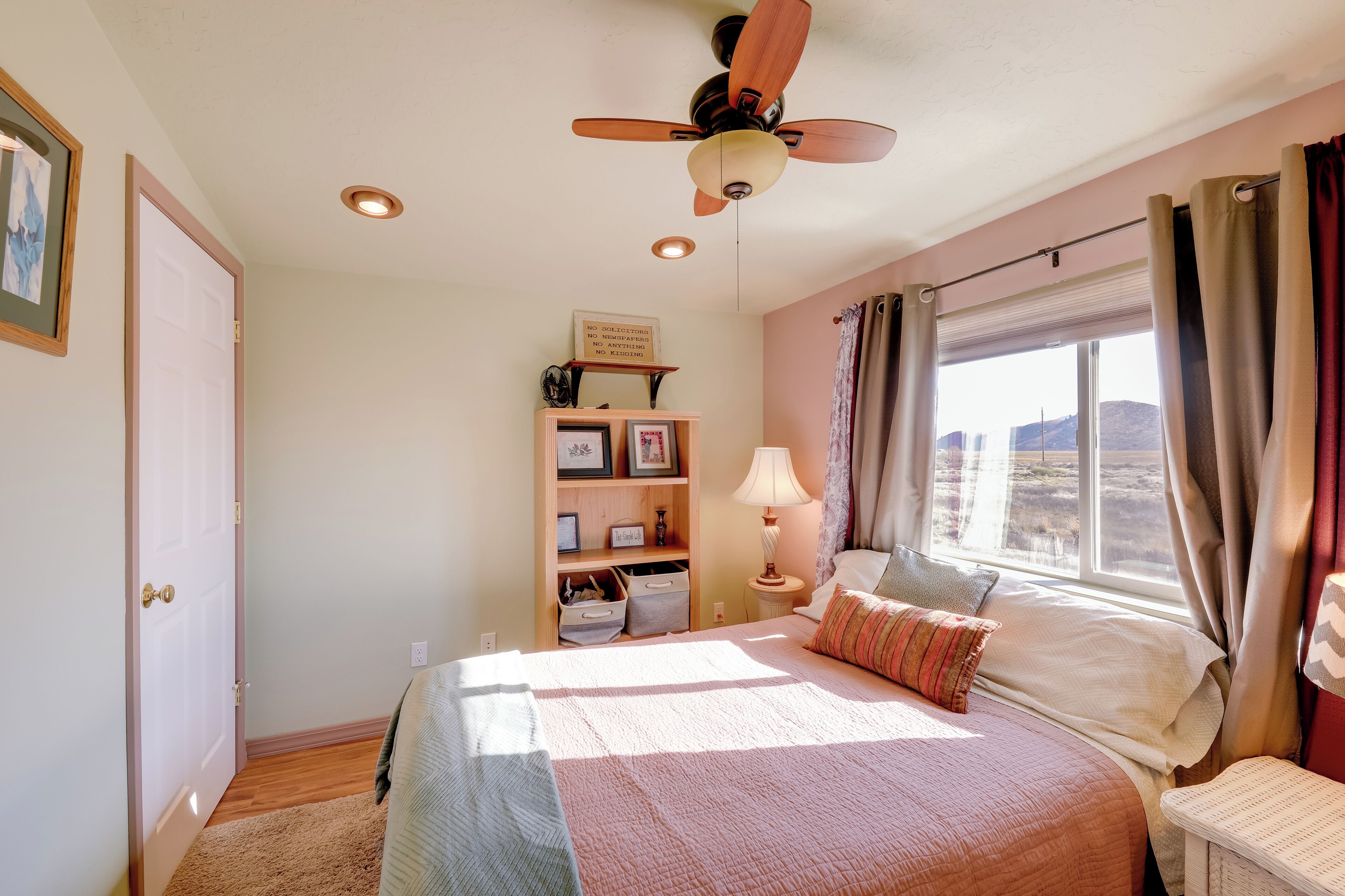 2 habitaciones, escritorio, tabla de planchar con plancha y internet 