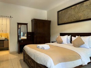 Escritorio, espacio para trabajar con laptop y wifi gratis 