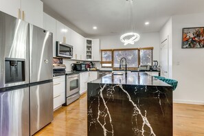 Fridge, microwave, stovetop, dishwasher - 8 Mi to Jones Beach State Park! Cozy Home w/ Porch (Baldwin)