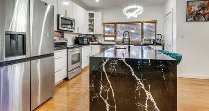 8 Mi to Jones Beach State Park! Cozy Home w/ Porch