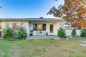 Exterior - 8 Mi to Jones Beach State Park! Cozy Home w/ Porch (Baldwin)