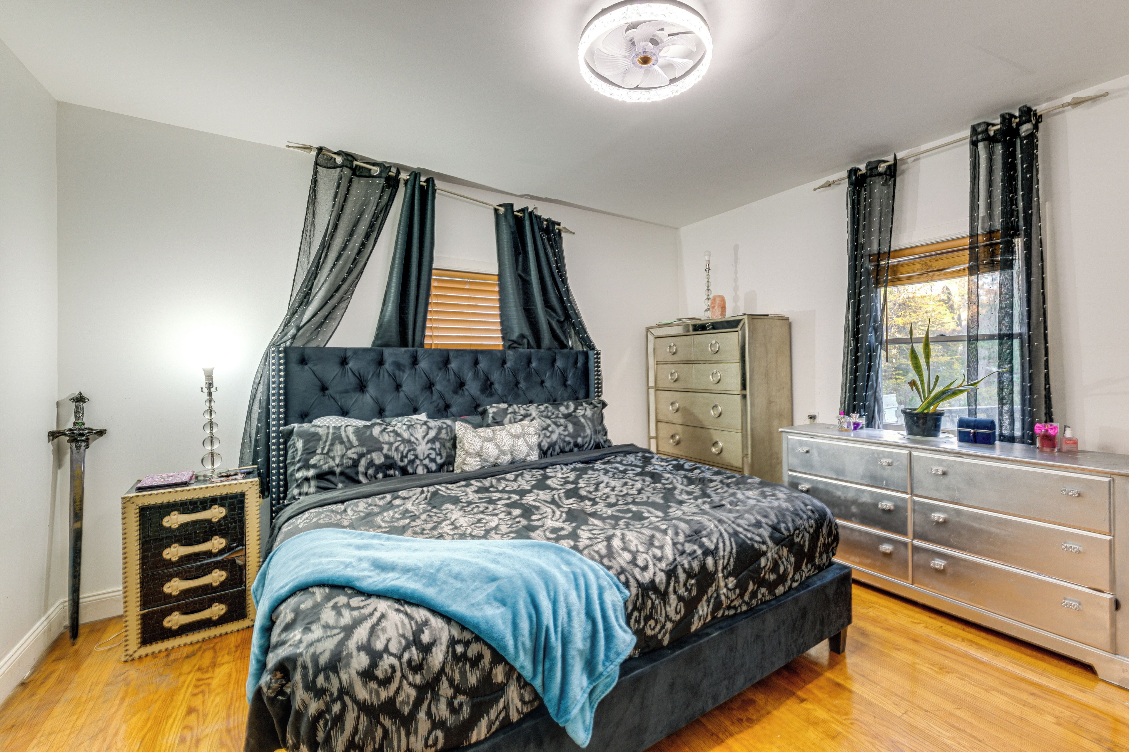 3 bedrooms, desk, iron/ironing board, internet