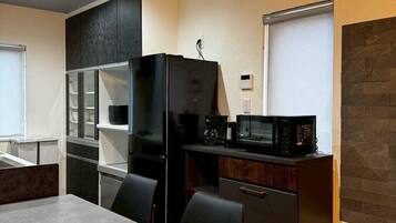 Lemari es, microwave, dan kompor