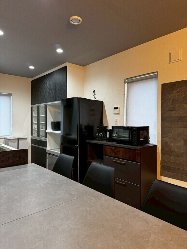 ตู้เย็น, ไมโครเวฟ, เตาประกอบอาหาร