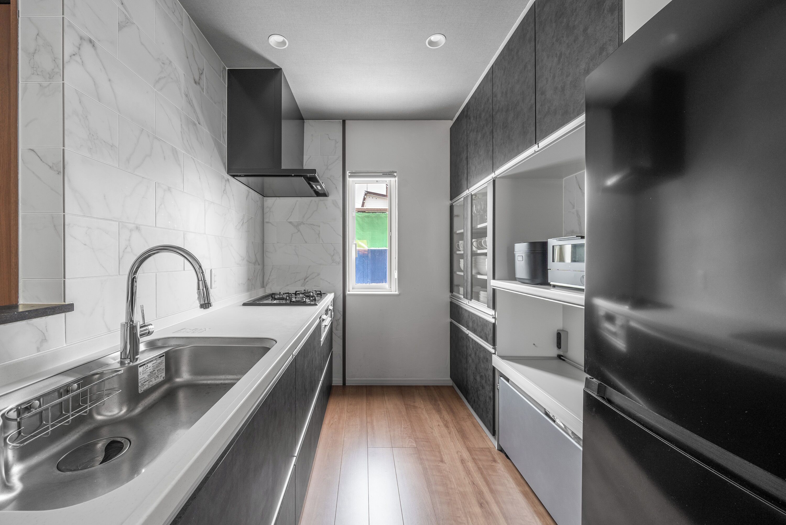 Refrigerador, microondas, parrilla de estufa y arrocera 