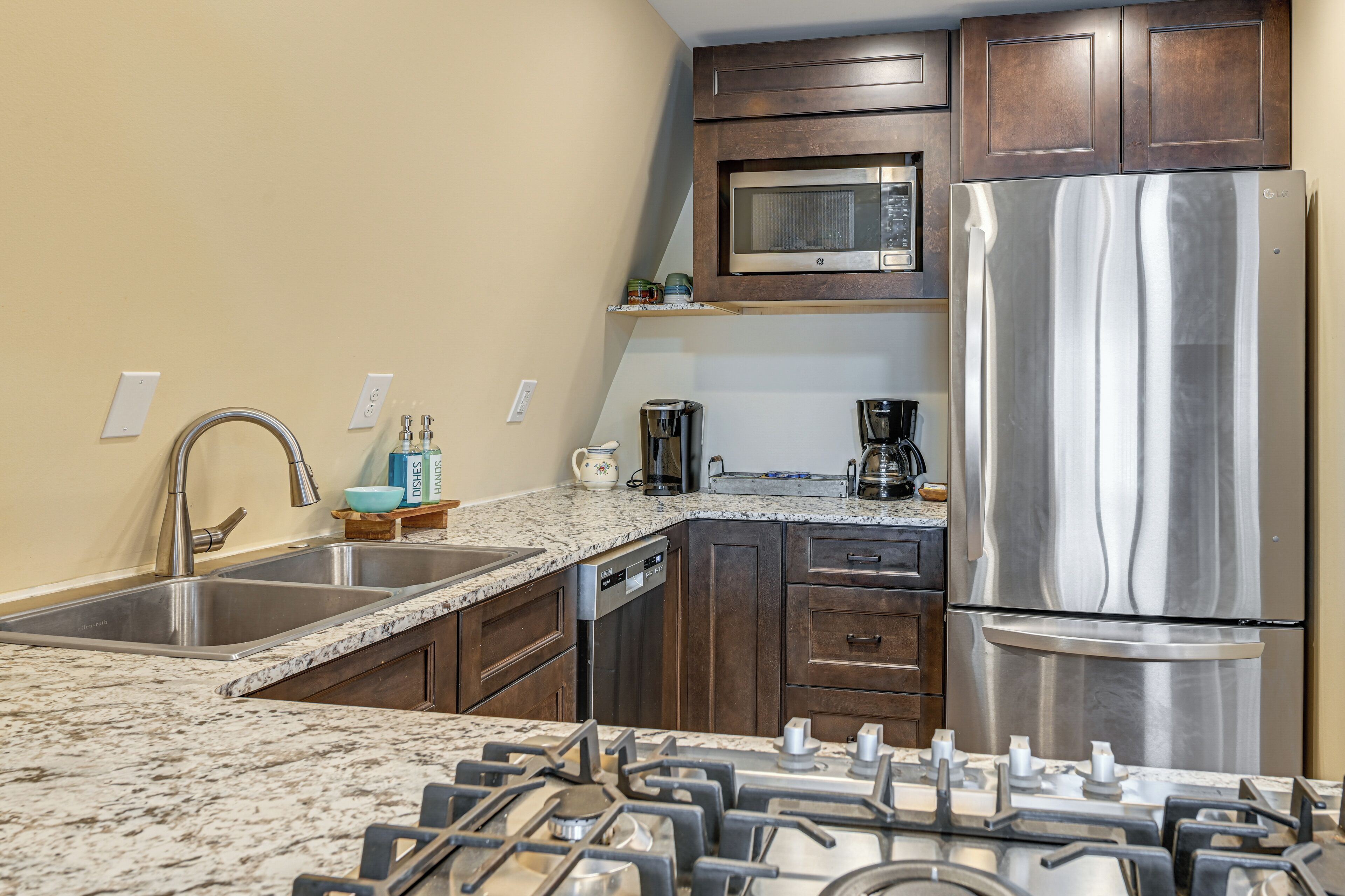 Fridge, microwave, stovetop, dishwasher