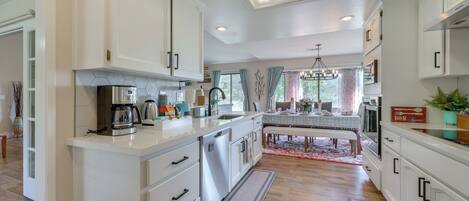 Réfrigérateur, micro-ondes, plaque de cuisson, lave-vaisselle