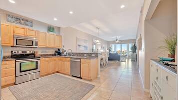 Family Condo, 3 Bedrooms, Beachfront | Private kitchen