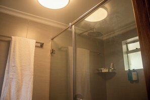 Deluxe Double Room | Bathroom - The Garden of Eden Retreat (Kiambu)