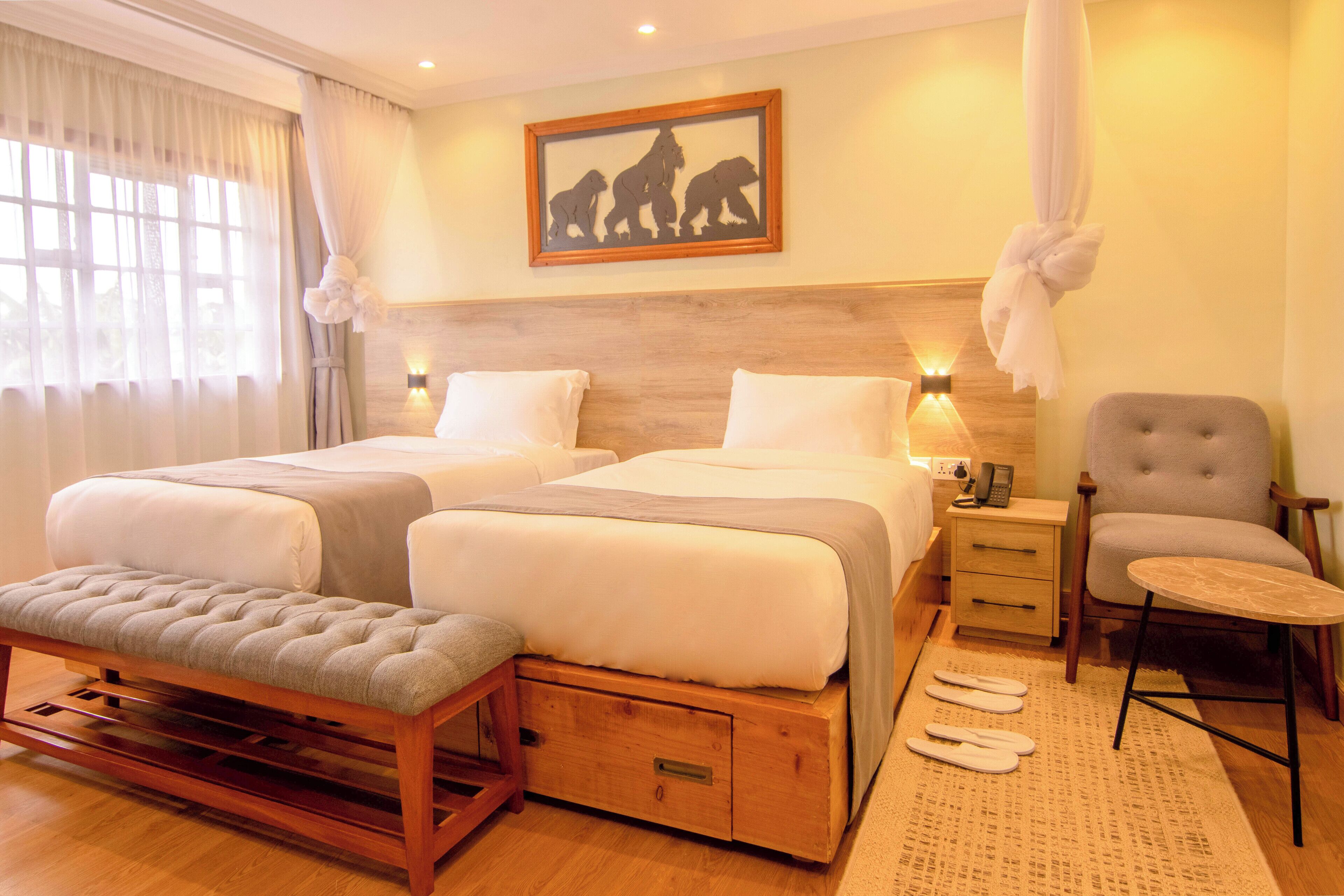 华丽双人房或双床房 | 客房内保险箱、免费 WiFi、床单