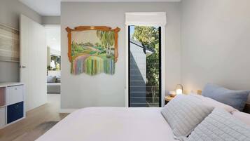 4 bedrooms, desk, iron/ironing board, WiFi