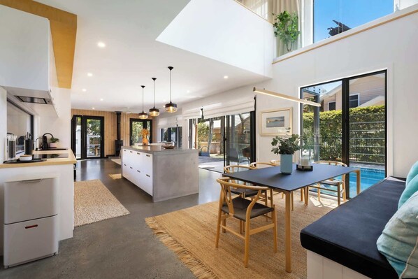 Dining - Limoncello - Oceanstays (Suffolk Park)