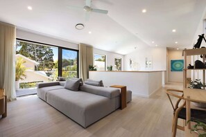 TV, fireplace, books, offices - Limoncello - Oceanstays (Suffolk Park)