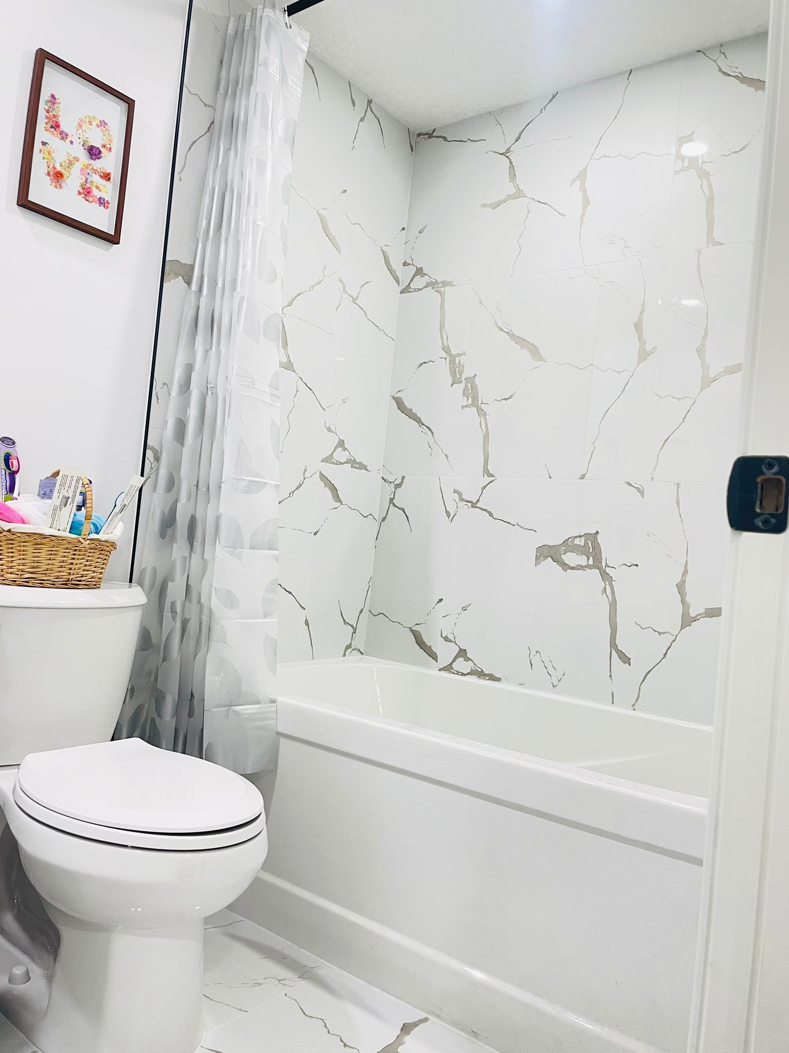 Secador de cabelo, toalhas de banho, sabonete, papel higiênico