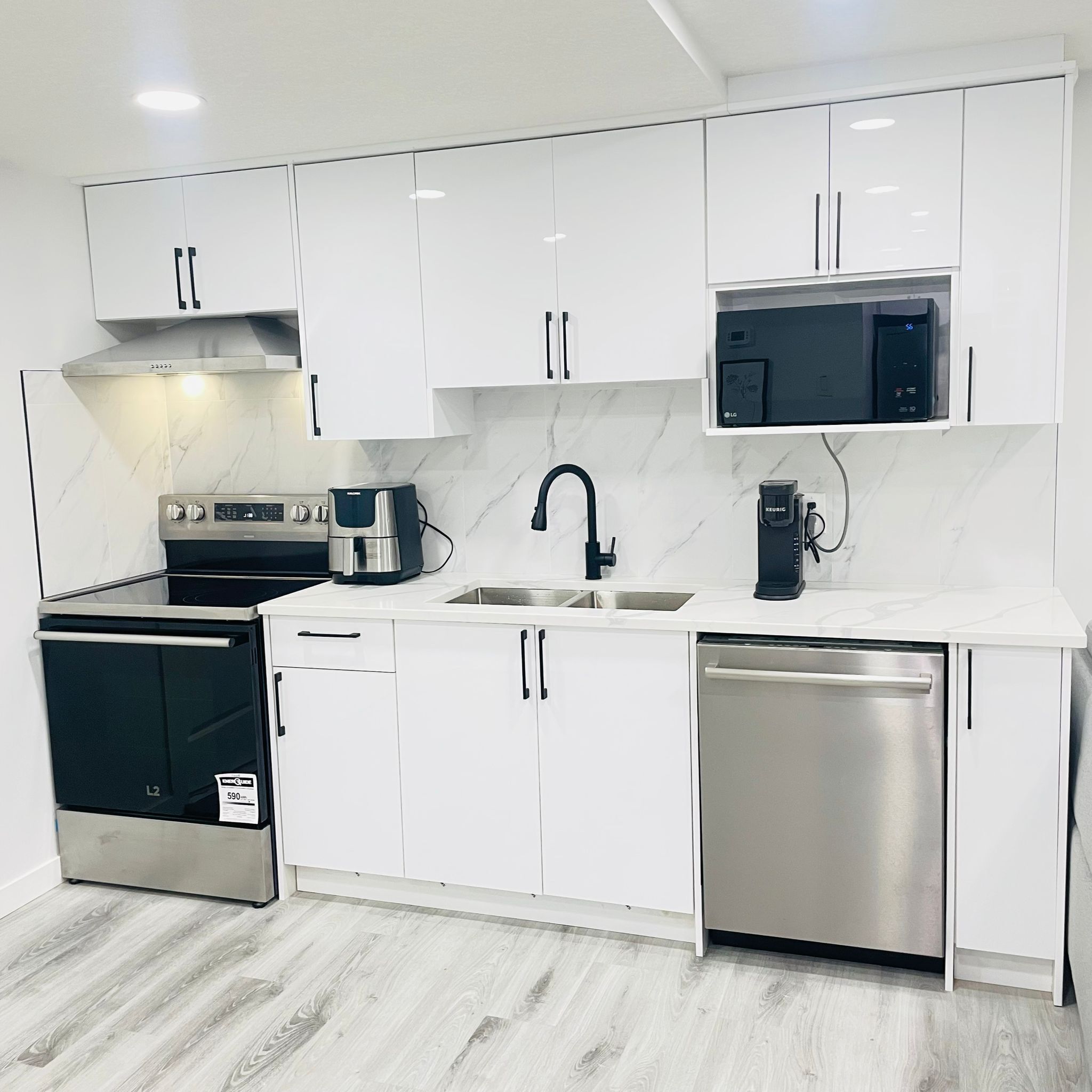 Mikrobølgeovn, ovn, kokeplater og oppvaskmaskin