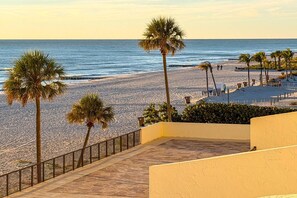En la playa, toallas de playa y paseos en botes de motor