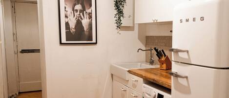 Réfrigérateur, un four, surface de cuisson, cafetiÚre-théiÚre