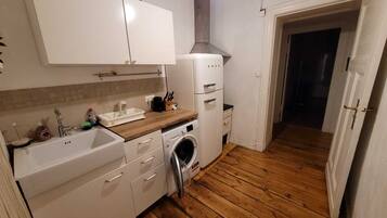 KĂŒhlschrank, Ofen, Herdplatte, Wasserkocher mit Kaffee-/Teezubehör